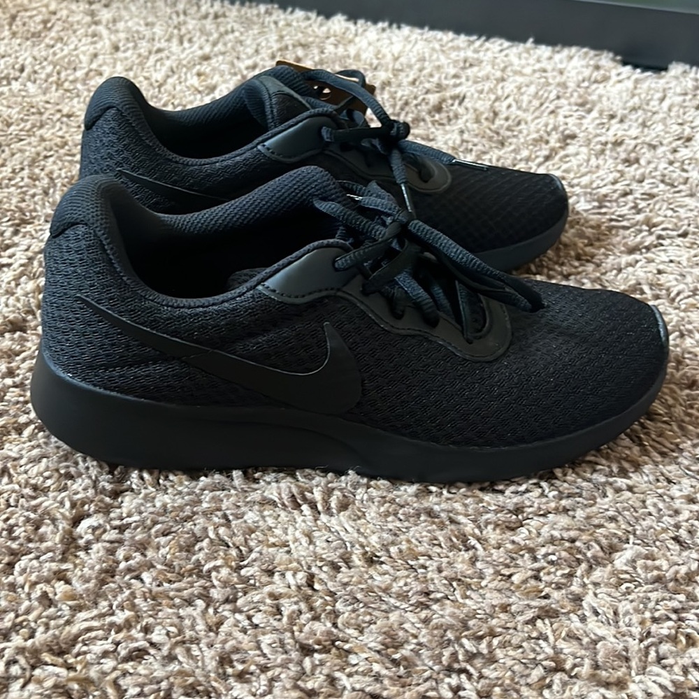 Womens Black Nike Sneakers